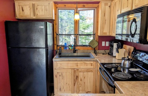 Stambaugh Ski Chalet | Maple Leaf Lodge Clean & Cozy Hot Tub Sleeps 9 <10min Walk to Ski Brule