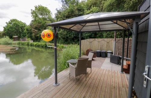 Middleton Cheney House | Maple Lodge at Bridge Lake Farm & Fishery