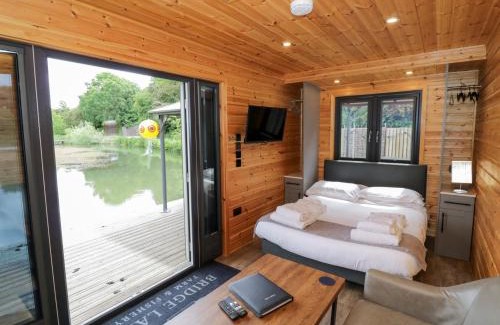 Middleton Cheney House | Maple Lodge at Bridge Lake Farm & Fishery