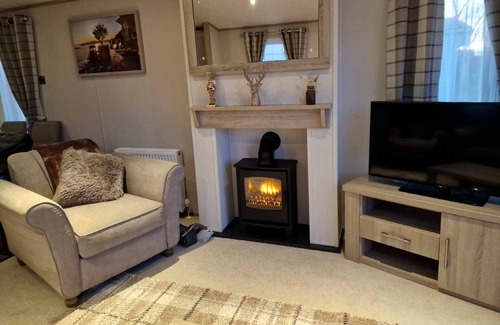 Ingoldmells Cabin | Maple Lodge with lake view, dog friendly at Southview, Skegness