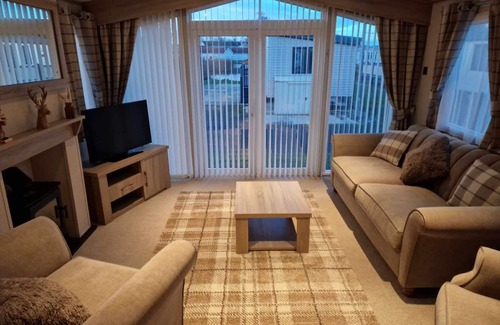 Ingoldmells Cabin | Maple Lodge with lake view, dog friendly at Southview, Skegness