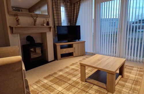 Ingoldmells Cabin | Maple Lodge with lake view, dog friendly at Southview, Skegness