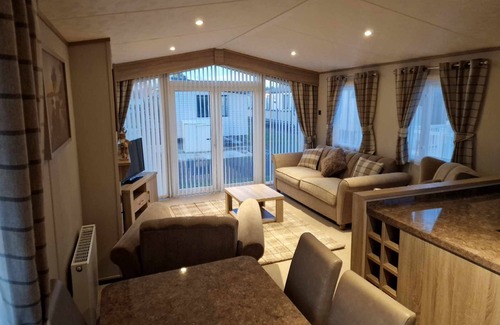 Ingoldmells Cabin | Maple Lodge with lake view, dog friendly at Southview, Skegness