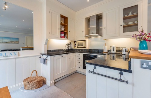 Chillington Cottage | MAPLE TREE VIEW, family friendly, with pool in Blackawton