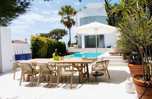 Urbanizacion Marbessa Villa | Marbella beachside villa 'TORRE DE MARBESA' with amazing sea views and 2 pools!