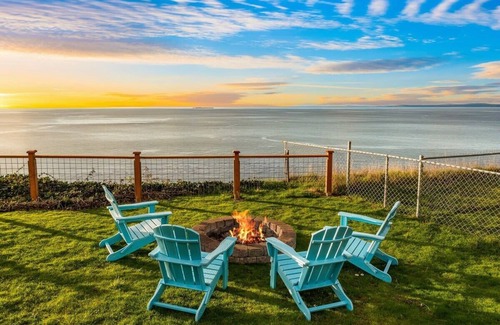 Oak Harbor House | @ Marbella Lane – Wave HS w/EV Charger, Oceanfront!