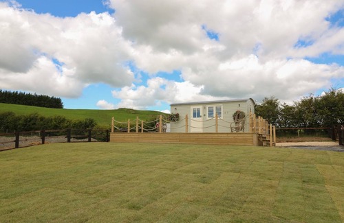 Rhayader Apartment | Marches Way - Quaint Shepherds Hut, Dog Friendly, Sleeps 2