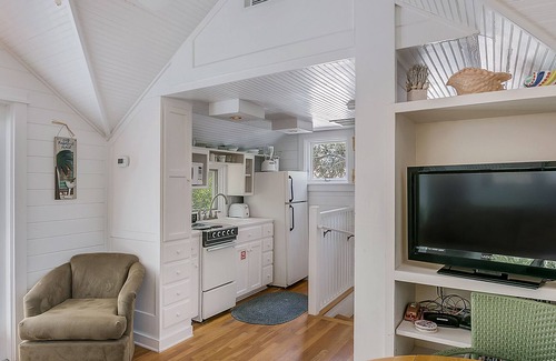Seaside House | Margarita Days, Located in Seaside, Sleeps 4 + Free Attraction Tickets!