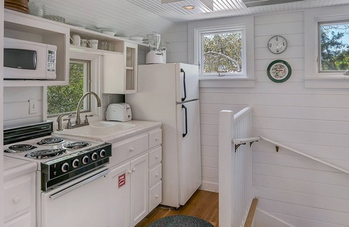 Seaside House | Margarita Days, Located in Seaside, Sleeps 4 + Free Attraction Tickets!