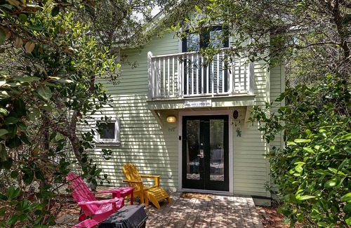 Seaside House | Margarita Days, Located in Seaside, Sleeps 4 + Free Attraction Tickets!