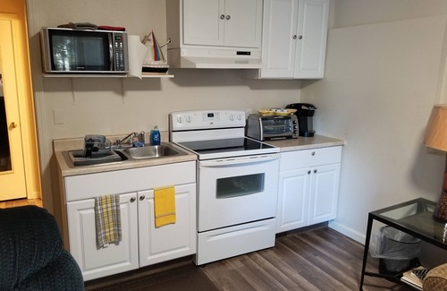 Lincoln City Apartment | Marilyn Monroe, get away.n