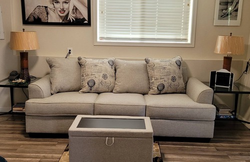 Lincoln City Apartment | Marilyn Monroe, get away.n