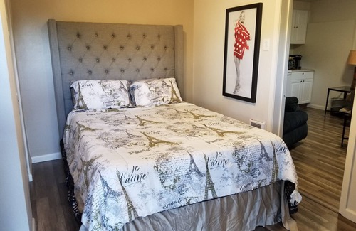 Lincoln City Apartment | Marilyn Monroe, get away.n