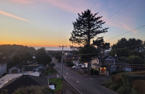 Lincoln City Apartment | Marilyn Monroe, get away.n