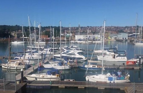 East Cowes Apartment | Marina View, South Facing Balcony Sunny Apartment
