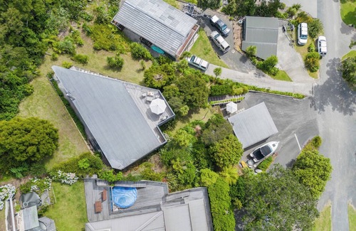 Parekura Bay House | Mariner's Lookout-Parekura Bay 3 bedroom house with separate sleepout