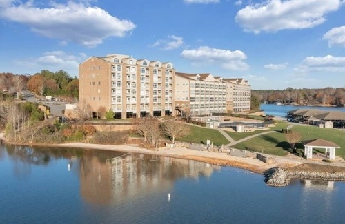 Huddleston Condo | Mariners Landing Condo at SML. AMENITY OVERLOAD!