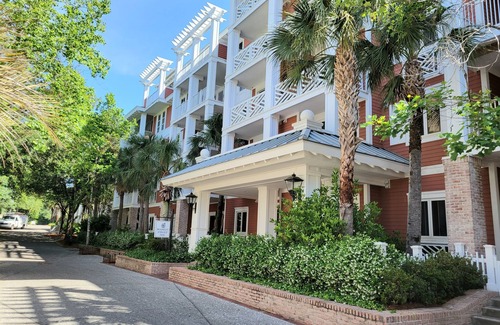Baytowne Wharf Condo | Market Street Inn 434 - Studio with 2 queen beds, close to Baytowne Wharf!