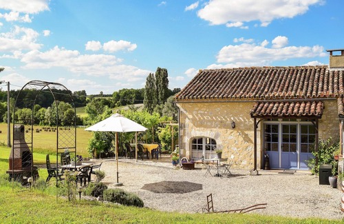 Saint-Eutrope-de-Born Cottage | Markets & Meadows Retreat