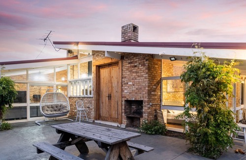 Menangle Cottage | Mars: Explore Starlink with Luxe Farmhouse Getaway