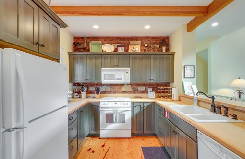 Wolf Laurel House | Mars Hill Home w/ Fire Pit + Amenity Access!