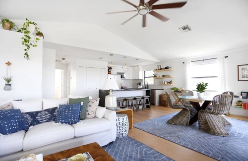 Spring Hill House | MarshaMellow A modern gulf coast Home! Fire pit, paddle boards, gas grill.