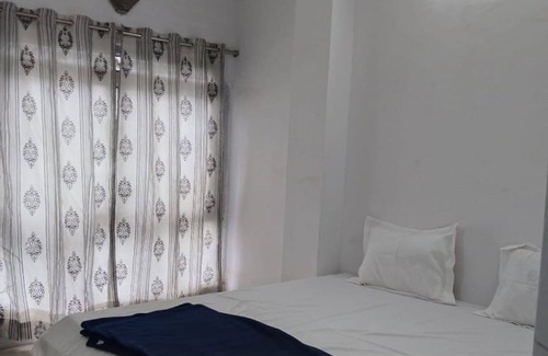 Bhopal House | Marvelous 5-bedroom hotel with WiFi Daily &Monthly Rooms Near Nadra Bus Stand