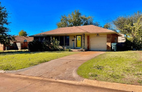 Midwest City House | Marvelous Maple Charming 3 bedroom house