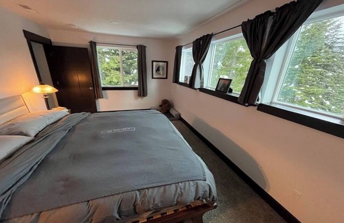 Snoqualmie Pass House | Marvelous Ski In/Out Home at Summit Snoqualmie Ski, Snow room and Bike Resort!