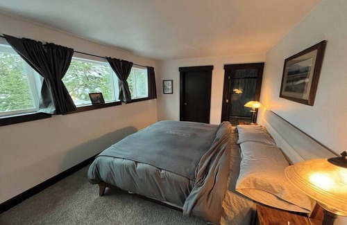 Snoqualmie Pass House | Marvelous Ski In/Out Home at Summit Snoqualmie Ski, Snow room and Bike Resort!