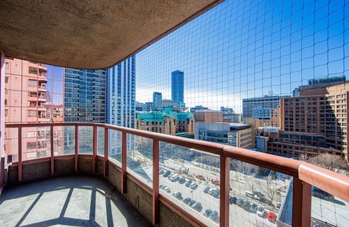 Downtown Toronto Apartment | MASSIVE 2Bed 2Bath Bay St. Condo w. 2 Balconies/Patios & FREE Parking SLEEPS 7