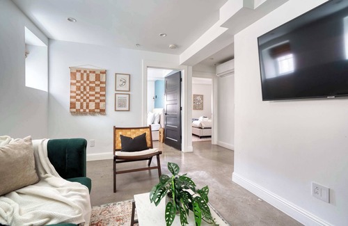 Goose Hollow House | Massive 7BR Nob Hill NW 23rd Sleeps 14