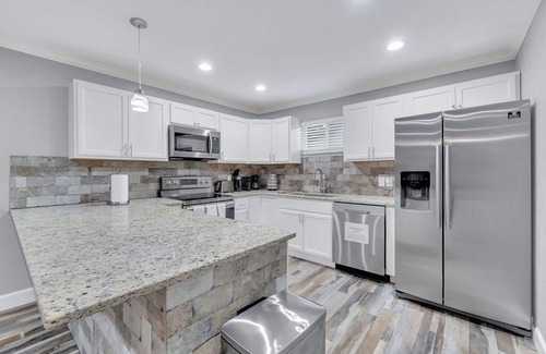 Leon Valley House | Massive 9 Bedroom Retreat in Great Location | San Antonio