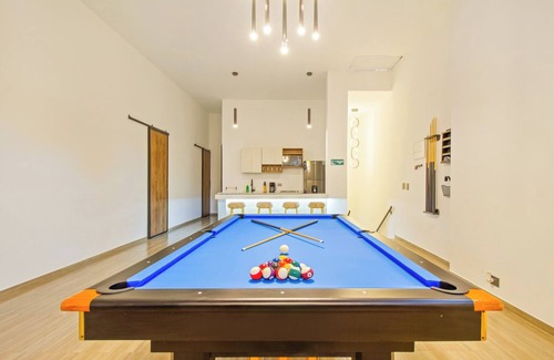 El Poblado Apartment | Massive Jacuzzi - 6 Bedroom with Private Bathroom - 1 block from LLeras P11
