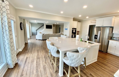 Gainesville House | Massive Lakehouse - Infinity Pool, Hot Tubs, Dock, Firepit