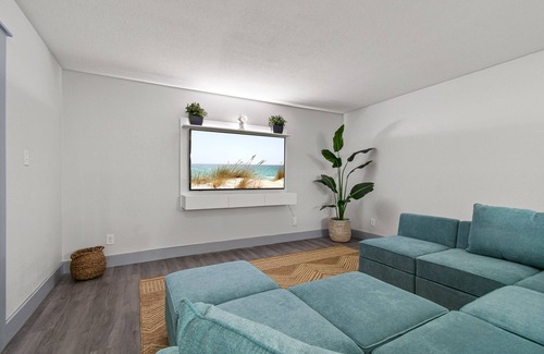 Southeast Pensacola Villa | Massive New Villa Sleeps 30 - 10 min from Pensacola Beach