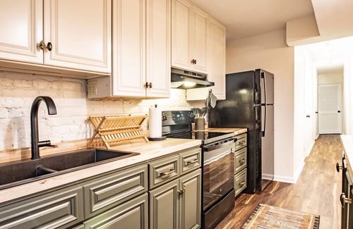 Historic Downtown Savannah House | Massive Victorian House w/Private Courtyard ★ 5APTS/9BDRS ★ Near Forsyth Park