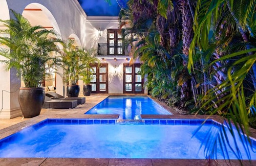 Downtown Fort Lauderdale Villa | Massive Villa with GYM, POOL, JACUZZI ! Sleeps 12
