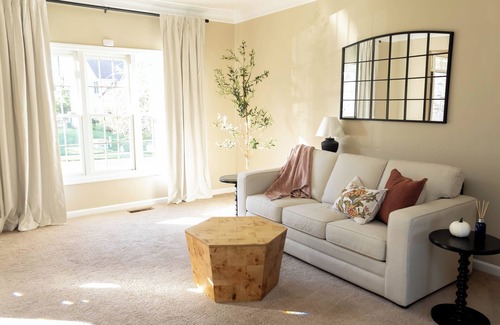 Fishers House | Master King Suite, Game Room, Private Backyard on Golf Course