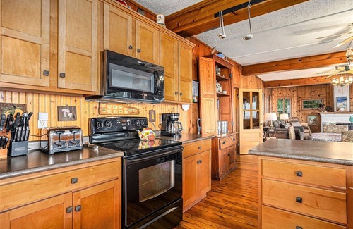 Covert Cabin | Master Lodge | Panoramic Lakeview Retreat for 20 | Spacious Dining Deck