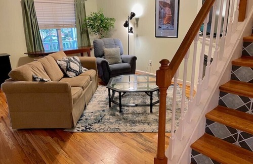 Venable House | Master Suite, Private Bath & Balcony, Walk to UVA!
