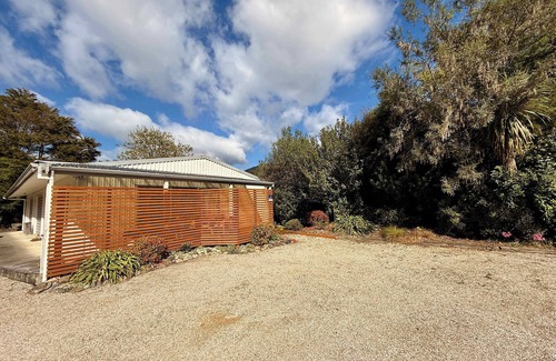Onekaka Apartment | Matai Grove - Tranquil Bush Studio Retreat, Golden Bay