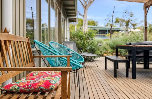 Anglesea House | Mawson Hideaway I Pet Friendly I Walk to Shops