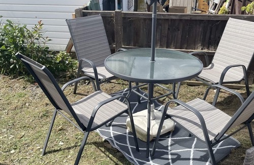 Leysdown-on-Sea Ski Chalet | May Beach Cottage, Relaxing Stay With Sea Views