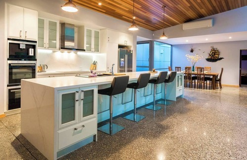 Dunsborough House | Maybrook Minutes from Meelup Beaches and Dining