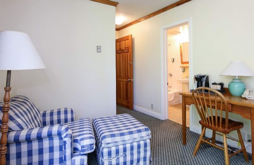 Georgina Cottage | Mayfair Cottage for large groups at Jackson Point (Mayfair)