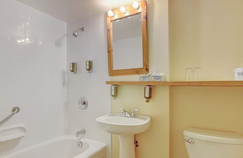 Georgina Cottage | Mayfair Cottage for large groups at Jackson Point (Mayfair)