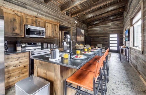 Last Chance House | Mayfly Meadow,/Cozy Cabin/World class Fishing/Fire pit/BBQ