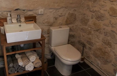 Saint-Hippolyte-du-Fort Apartment | Mazet 1823 : Studio, Proche Centre Village, Terrasse & Jardin