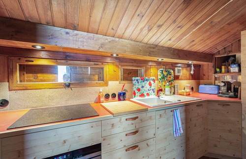 Courchevel Ski Chalet | Mazot dans les sapins skis aux pieds